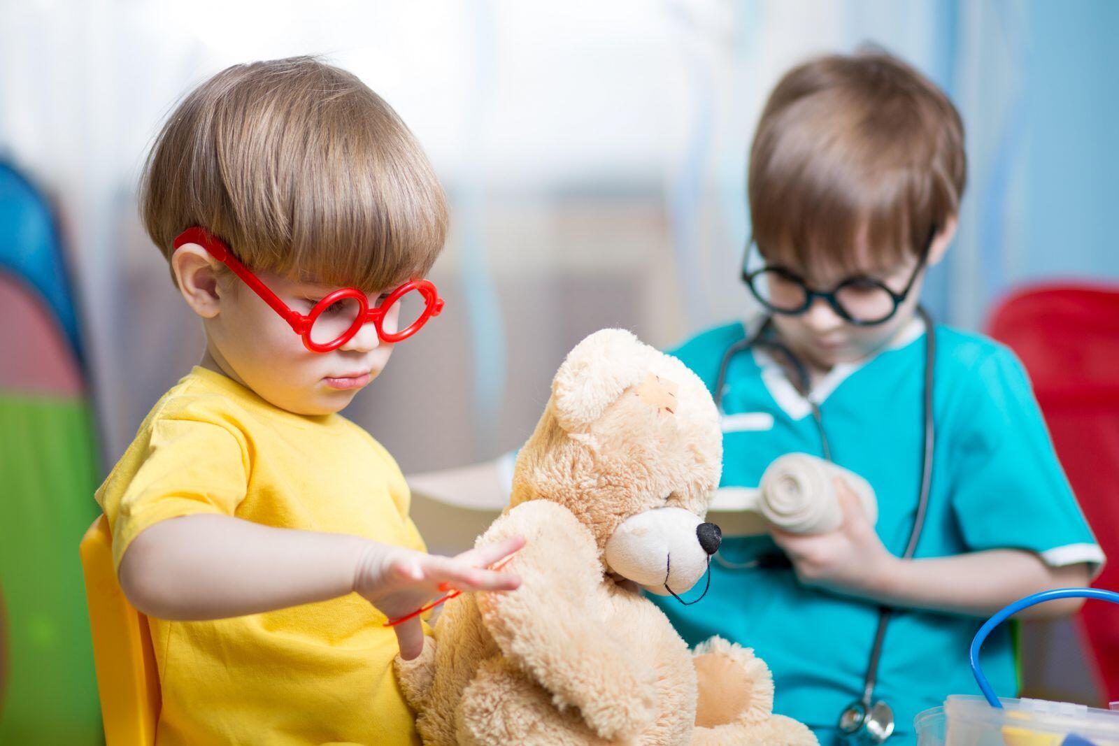 Дети играют в врача. Ребенок, играющий в доктора. Дети играющие в доктора. Дети играют во врача. Детишки играют в доктора.