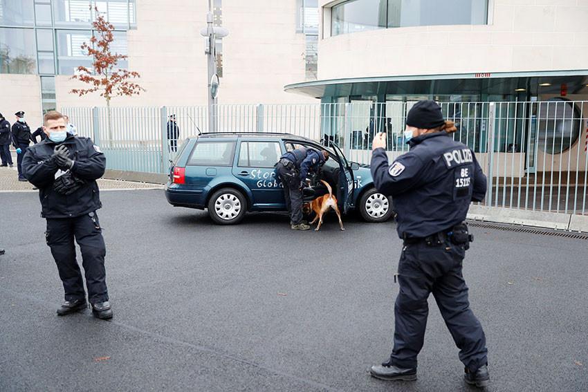 Merkel'in ofisine saldırı girişimi