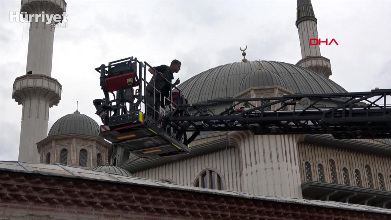 Taksim Camii duvarına çıkıp jiletle kendisine zarar verdi Son Dakika Taksim Camii duvarına çıkıp jiletle kendisine zarar verdi Son Dakika