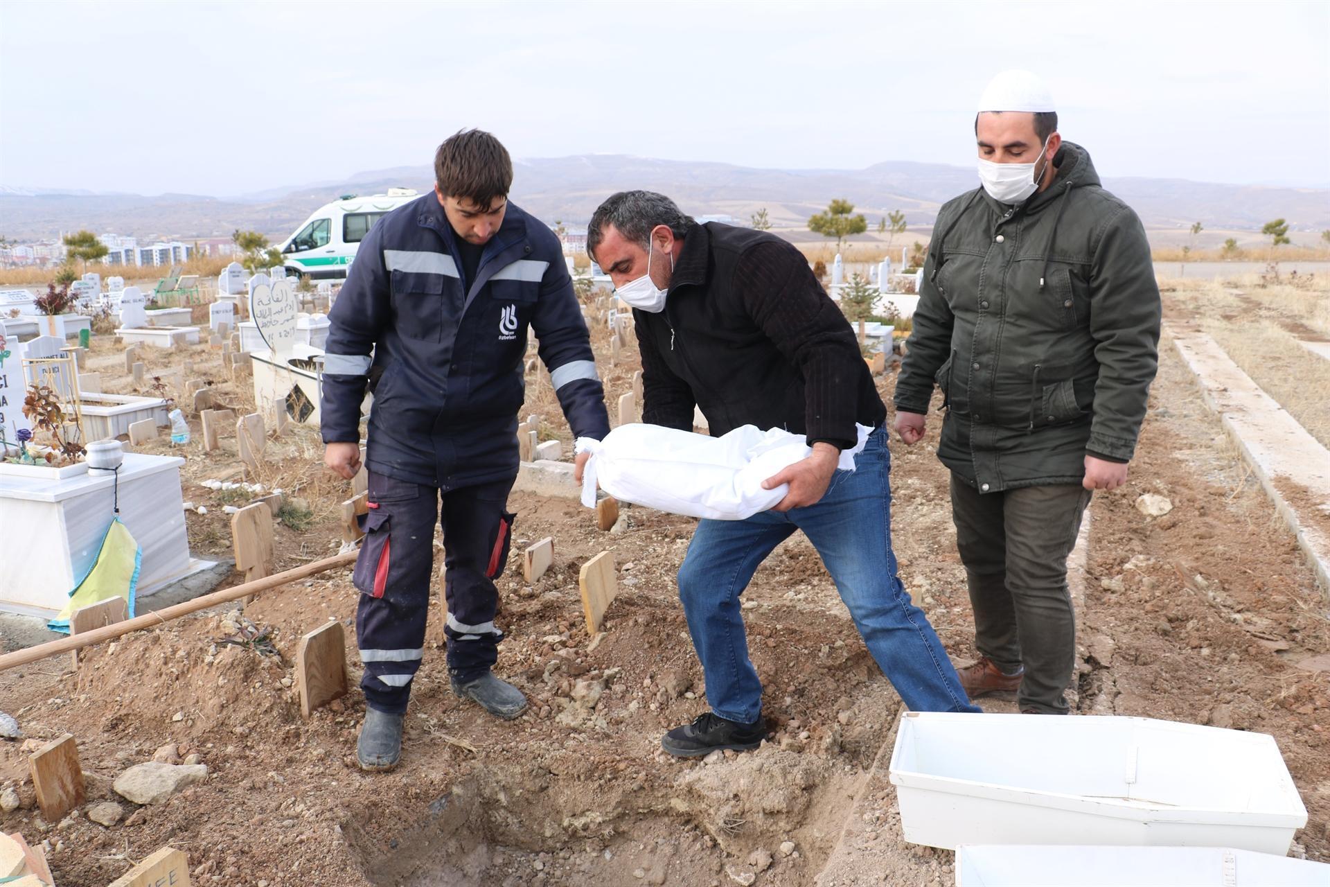 Annesi tarafından boş arsaya terkedilen bebek toprağa verildi Son