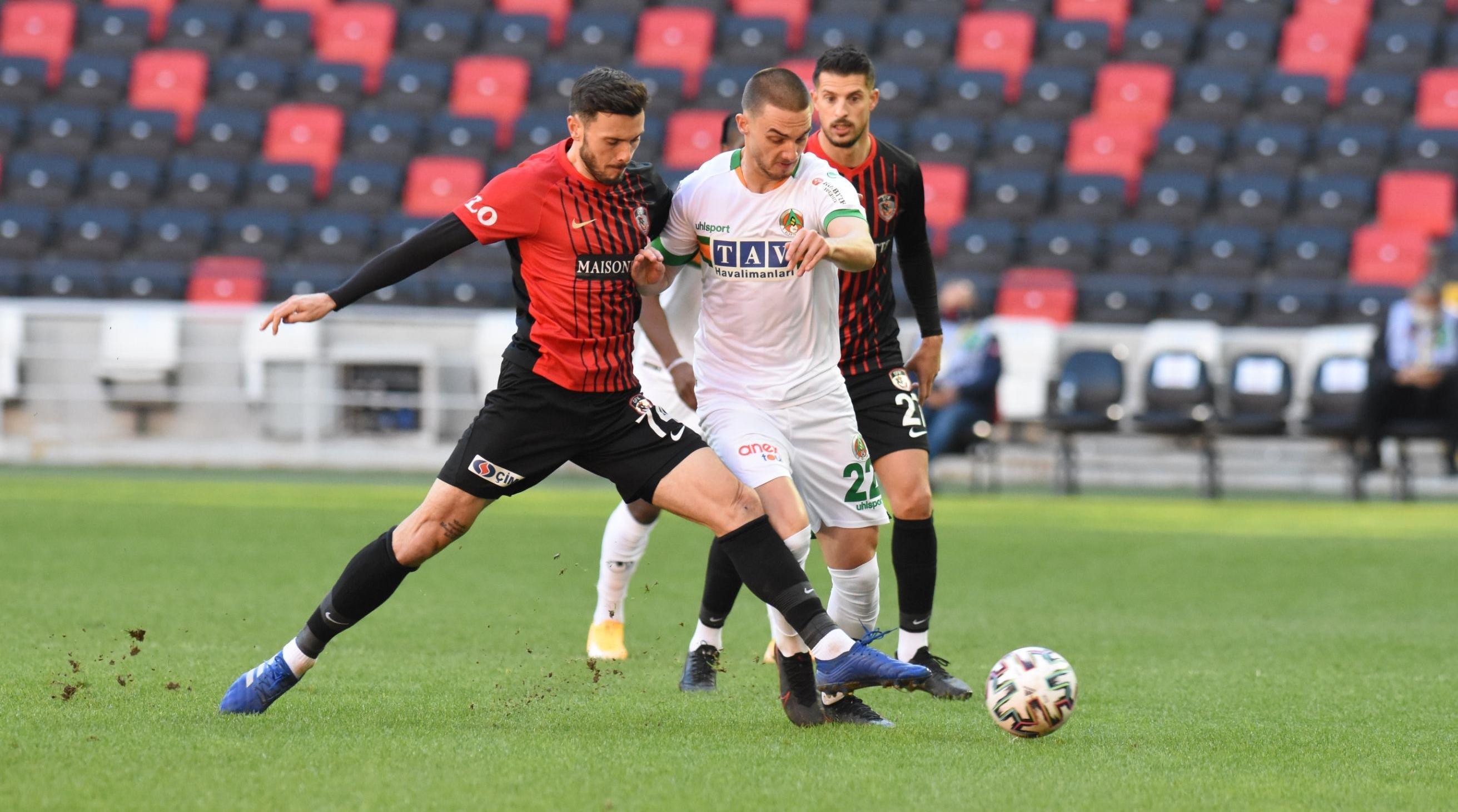 Gaziantep FK 3-1 Alanyaspor / Maç özeti ve golleri (Galatasaray liderliği garantiledi)