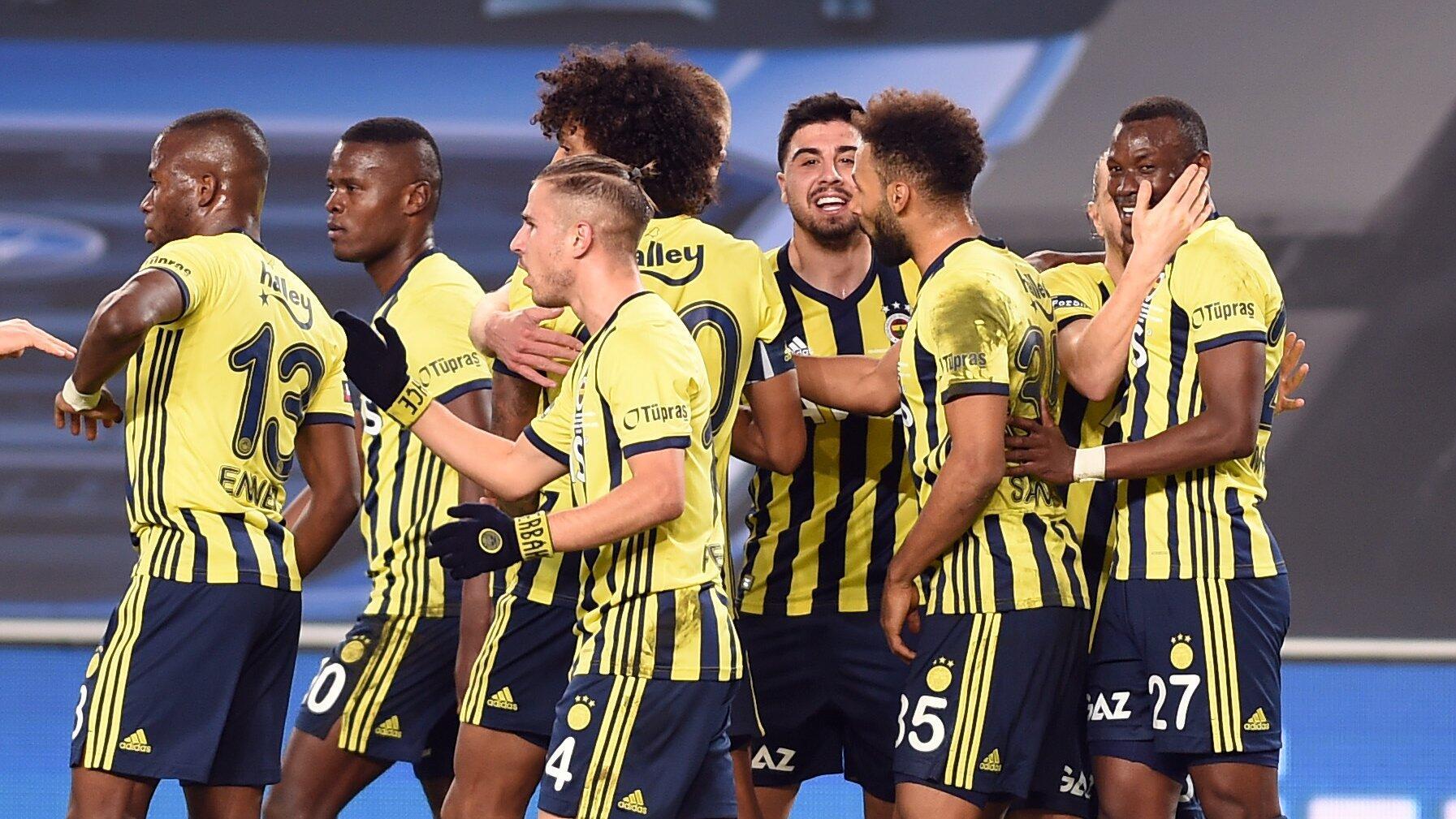 Ο Fenerbahçe ολοκλήρωσε το πρώτο ημίχρονο με ρεκόρ περασμάτων και 42 πόντους!