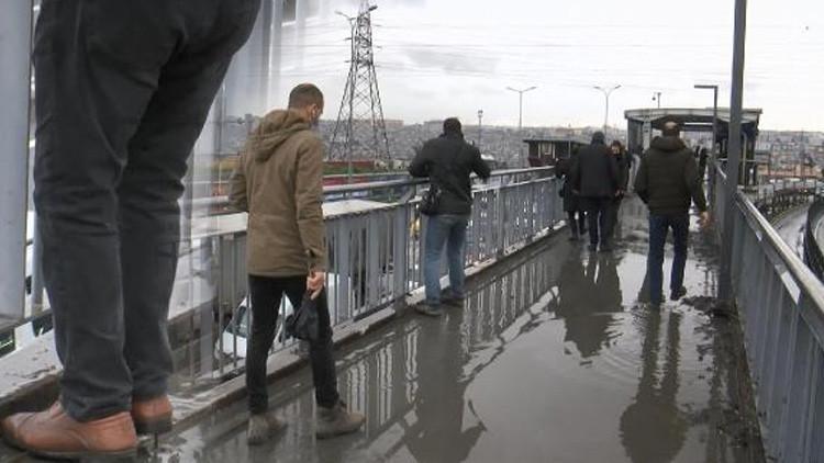 Son dakika haberler... İstanbul'da vatandaşların üst geçit çilesi: Survivor gibi...