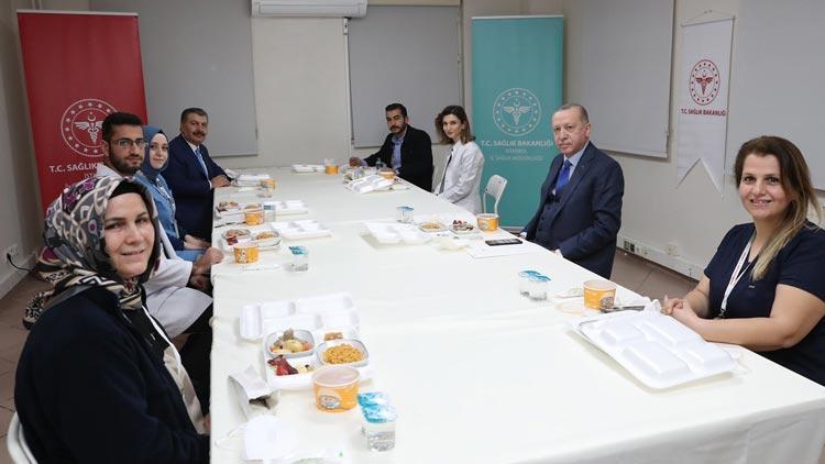 Cumhurbaşkanı Erdoğan, sağlık çalışanlarıyla iftar yaptı - Son Dakika  Haberler