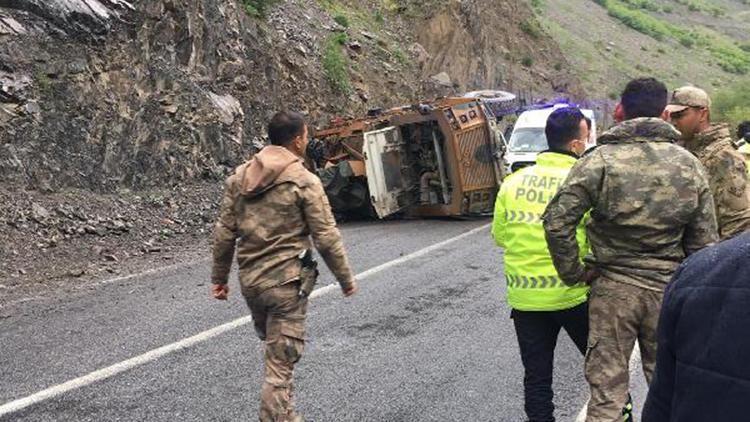 Hakkari Van Yolunda Askeri Arac Devrildi 3 Asker Yarali Son Dakika Flas Haberler