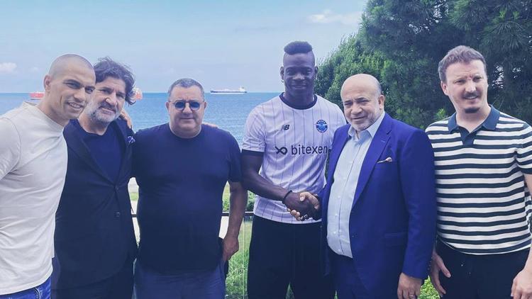 Last Minute: Mario Balotelli is in Adana Demirspor for 3 years!  He came to Istanbul, he signed!  Contract details…