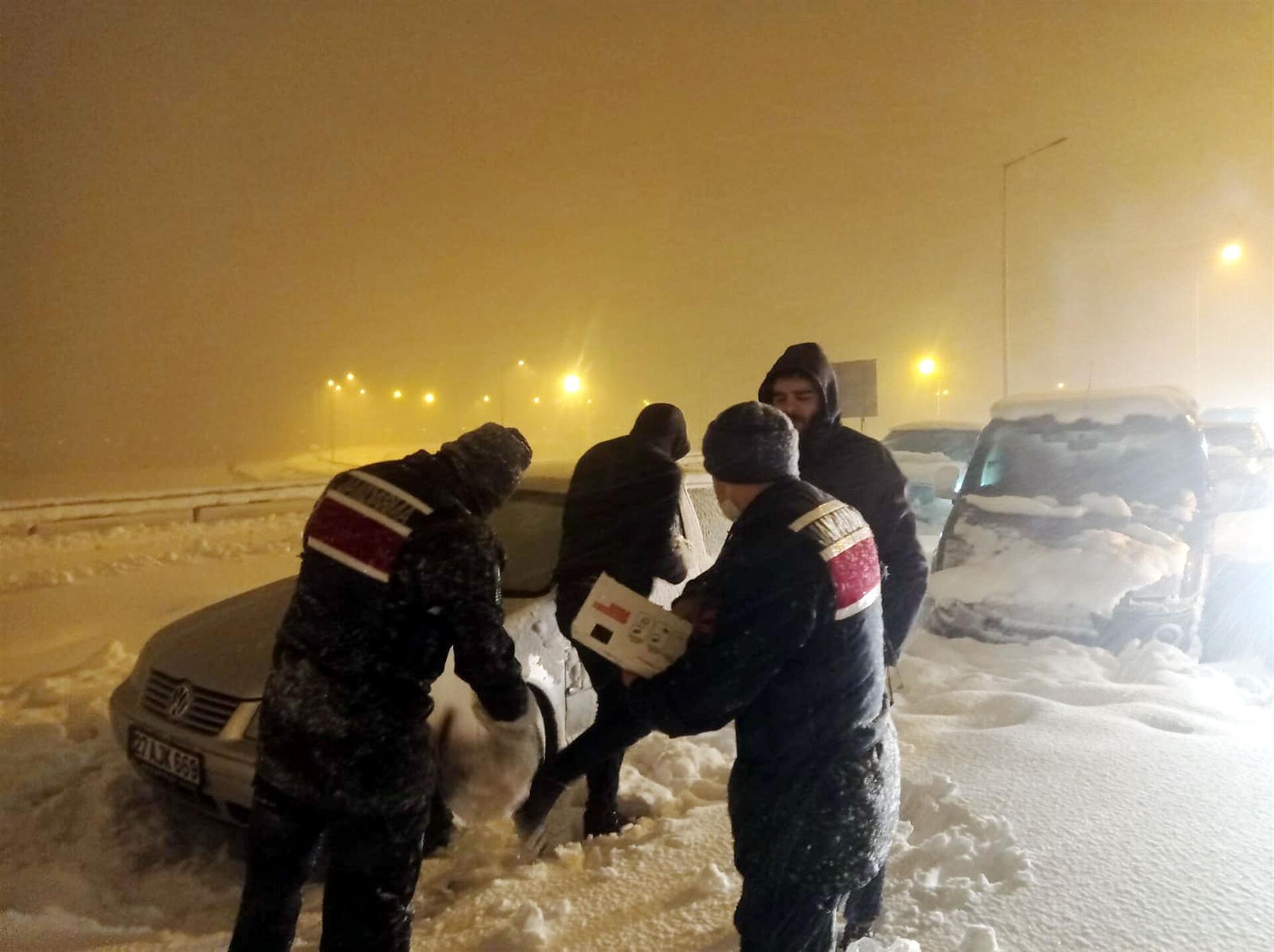 Gaziantepte yoğun kar yağışı Trafik durdu