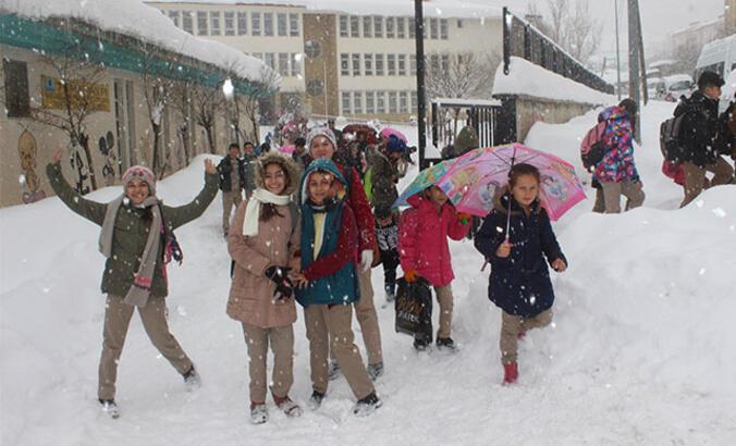 Yarın okullar tatil mi? 10 Mart Perşembe ve 11 Mart&amp;#39;ta İstanbul&amp;#39;da okullar  tatil mi? Kar tatili olan illerde son durum - Son Dakika Haberleri