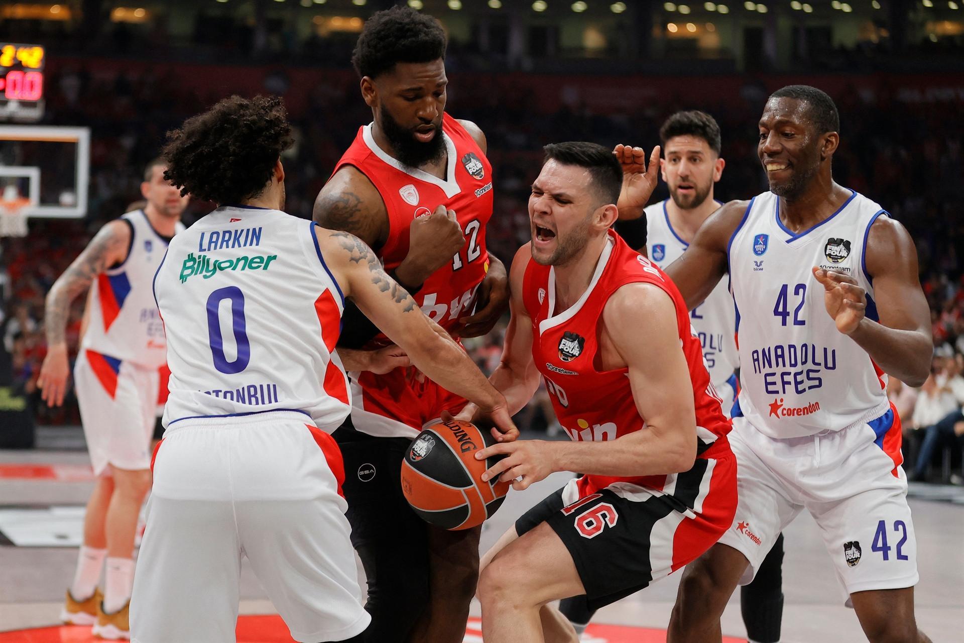 Olympiakos-Anadolu Efes maçından en özel fotoğraflar