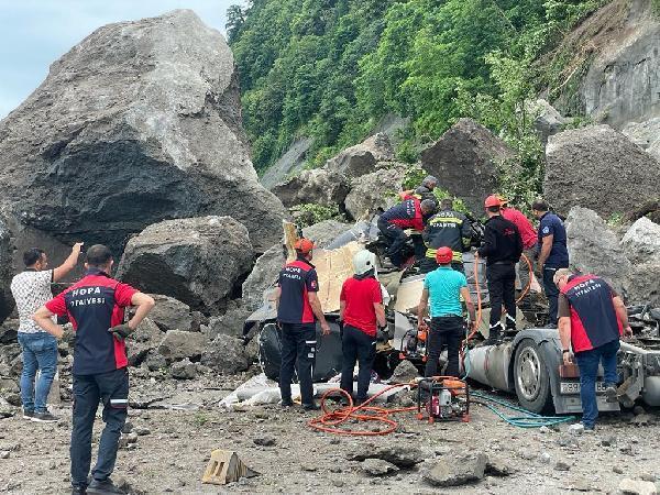 Artvin’de heyelan: Kayaların altında kalan TIRın şoförü öldü