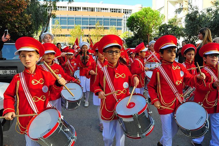 MANİSA’DA ÖĞRENCİLER SOKAK SOKAK GEZDİ