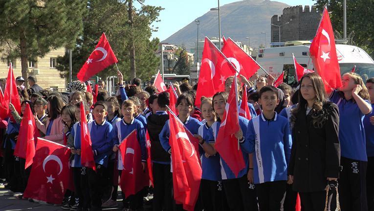 KAYSERİ’DE CUMHURİYET MEYDANI’NDA TÖREN YAPILDI