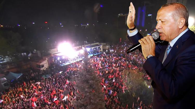 Son dakika: Cumhurbaşkanı Erdoğan balkon konuşması yaptı: Açık ara öndeyiz,  ilk turda biteceğine inanıyoruz - Son Dakika Haberleri