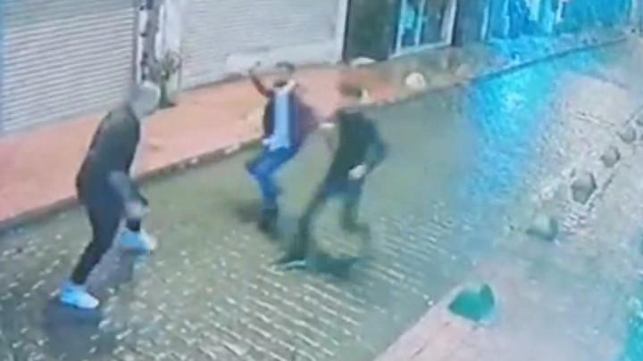 Beyoğlu'nda dehşet anları... Pala ile turiste saldırdılar - Son Dakika Flaş Haberler