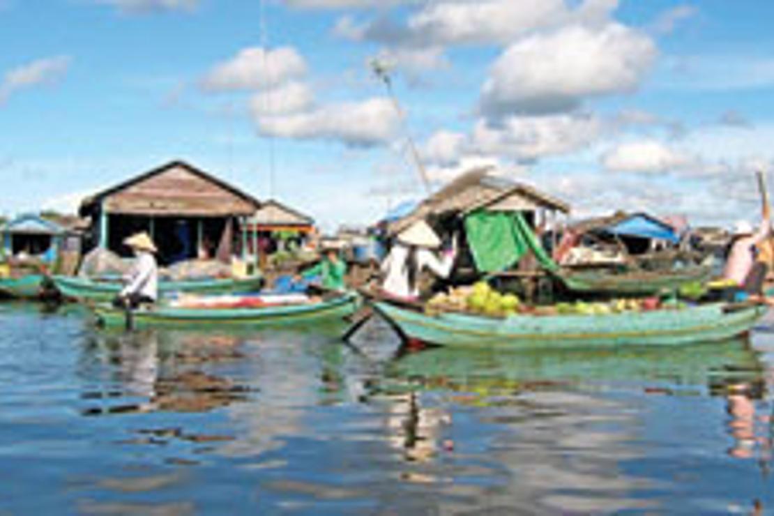 Kompong Luong’da hastane ve kilise bile suyun üstünde