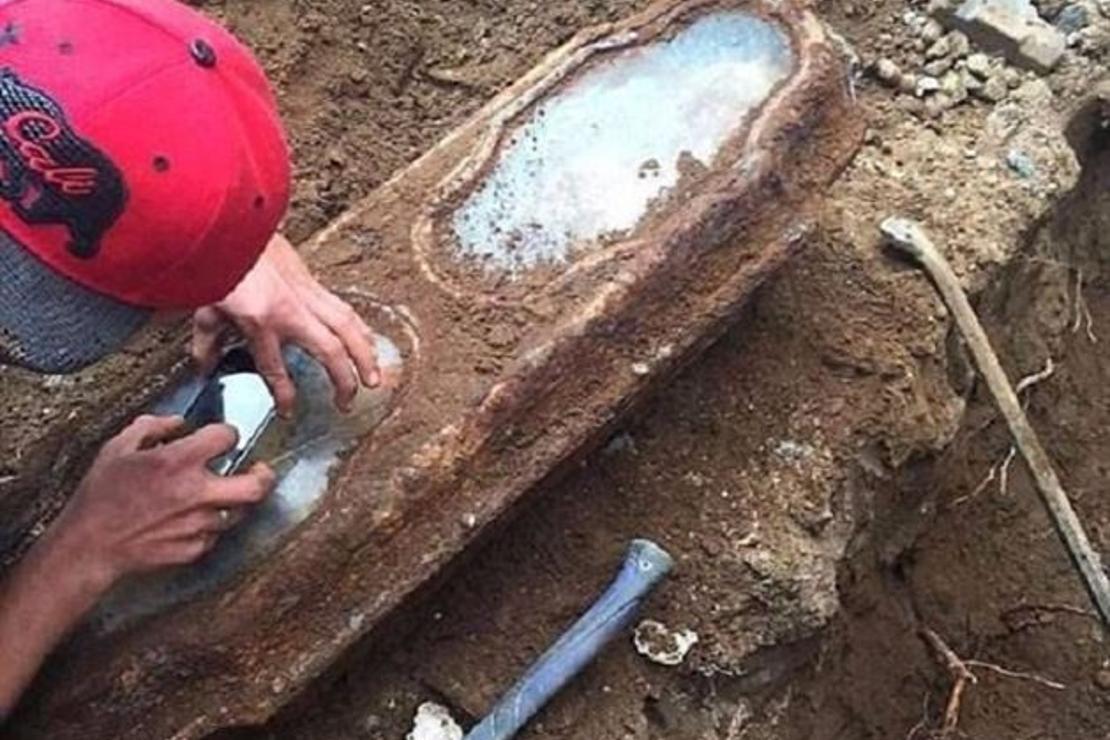 Evlerinin altından tabut çıktı