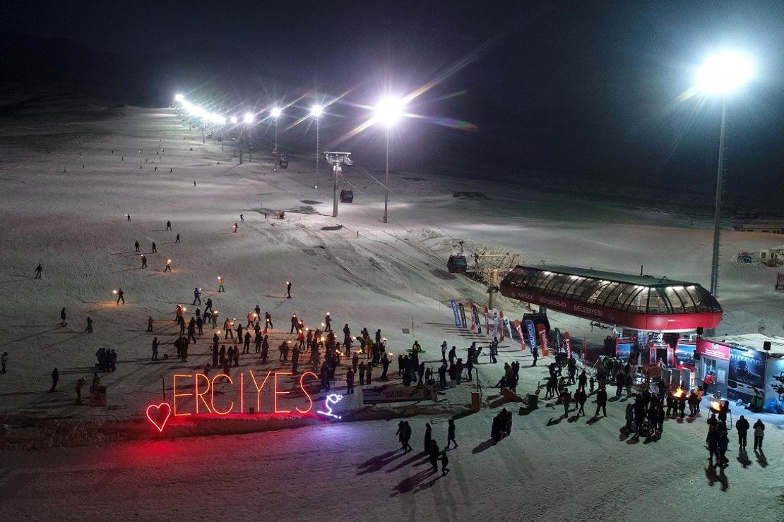 Erciyes'te meşaleli kayak keyfi