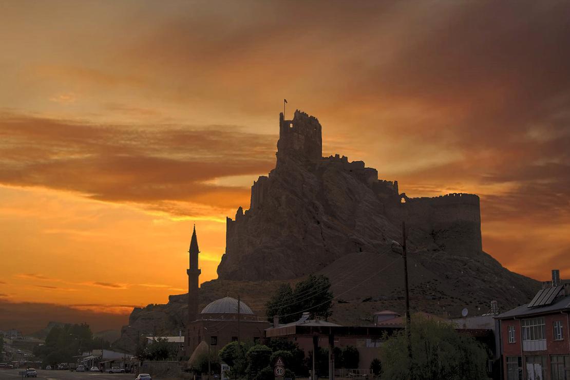 Anadolu tarihinin tanığı Hoşap Kalesi