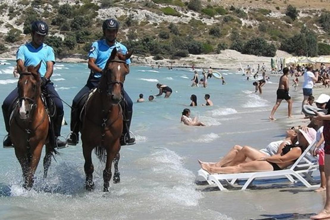 Atlı jandarma Çeşme'de göreve başladı