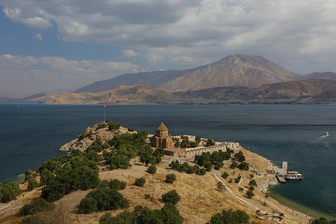 Yerli ve yabancı turistlerin uğrak mekanı: Akdamar