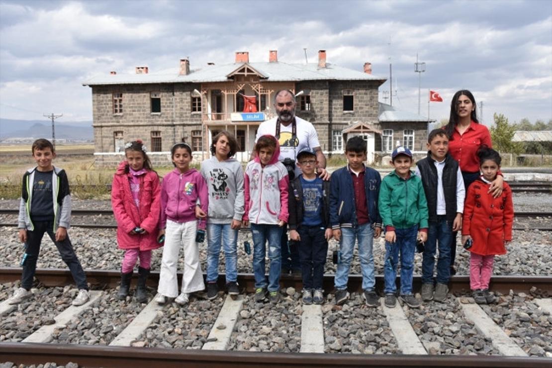 Köy köy dolaşıp öğrencilere fotoğrafçılığı öğretiyor