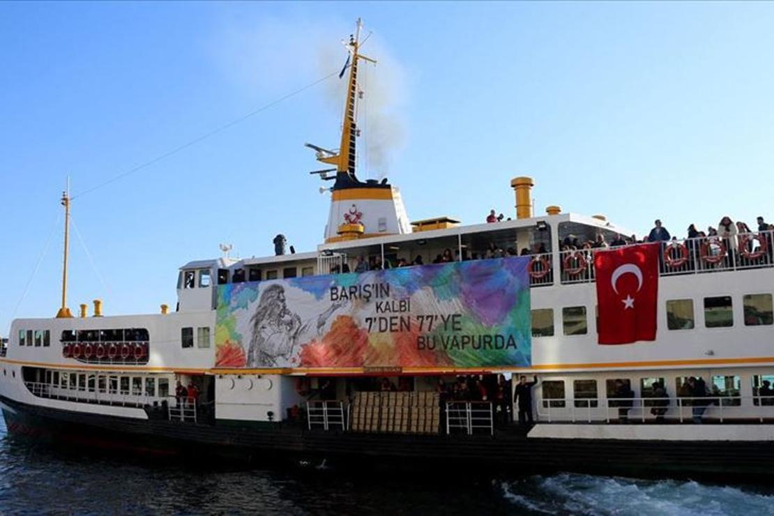 '7'den 77'ye Barış Severler' Barış Manço Vapuru'da bir araya geldi