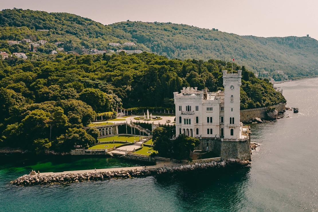 Miramare Kalesi ve muhteşem bahçesi