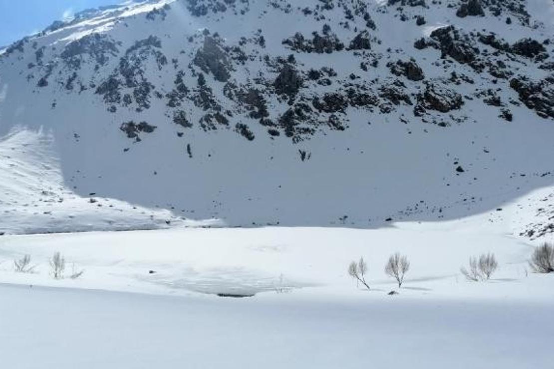 Rengiyle ilgi çeken Yeşilgöl buz tuttu, kar altında kaldı
