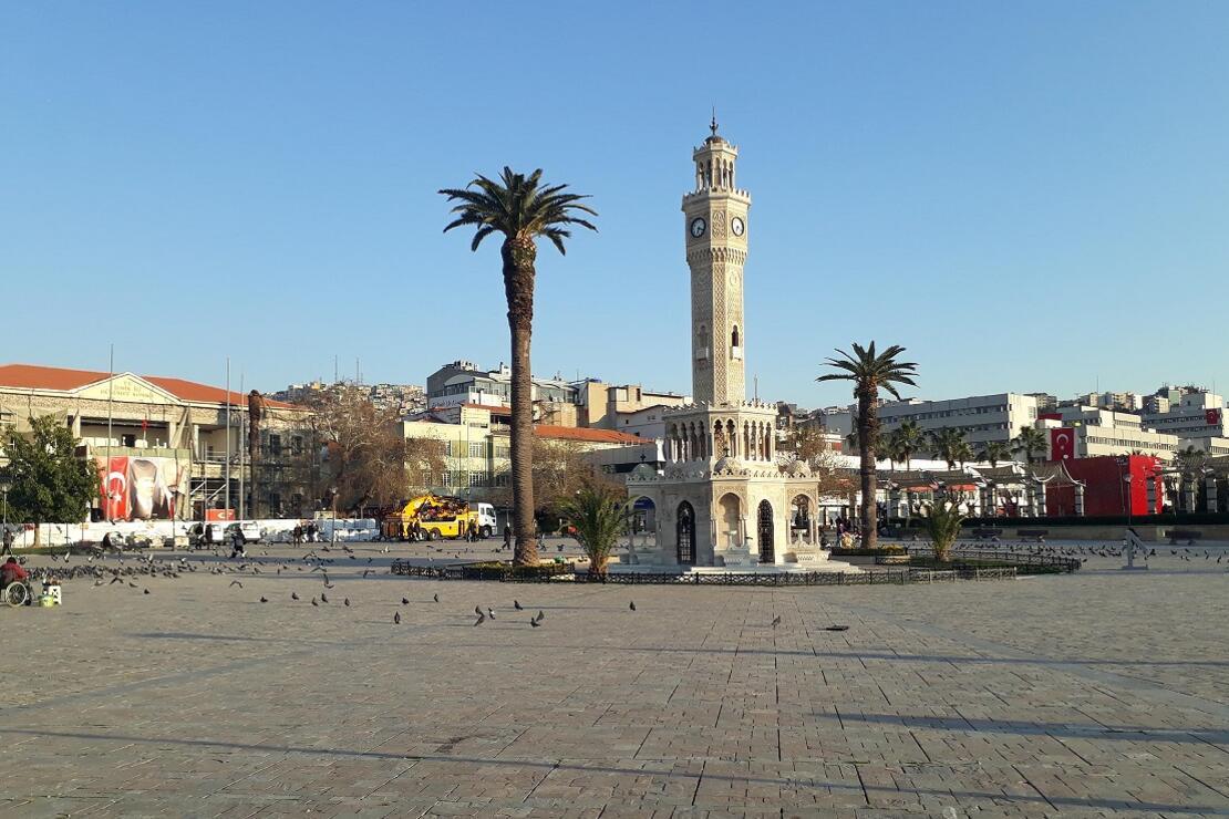 İzmir'de meydanlar boşaldı - Seyahat Haberleri