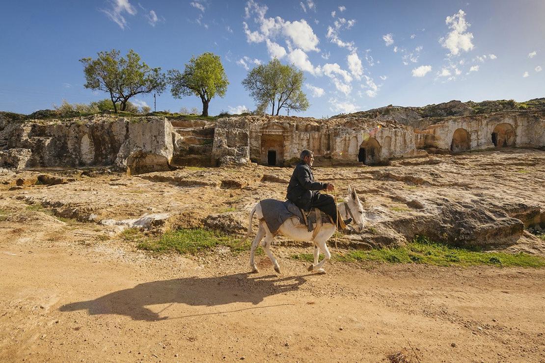 Yunushan Gelinler Dağı Roma Nekropolü ve Kaya Mezarları