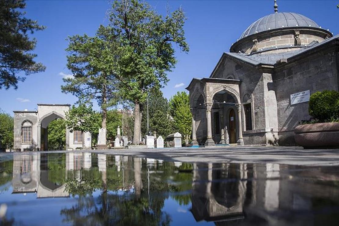 Mevlana'nın hocası Seyyid Burhaneddin'in türbe ve bahçesi sessizliğe büründü