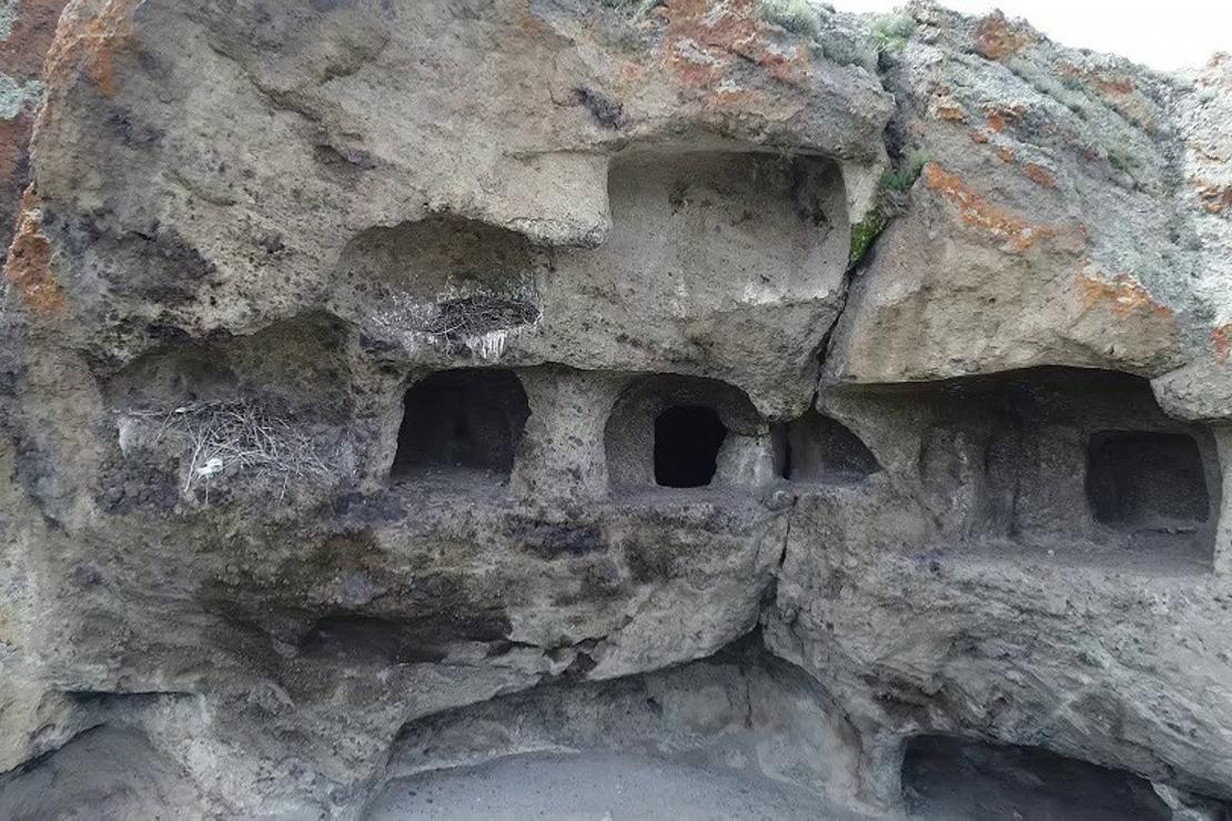 Erzurum’daki kaya mezarlıklarının sırrı çözülüyor! Defineciler tarafından büyük zarar görmüştü...