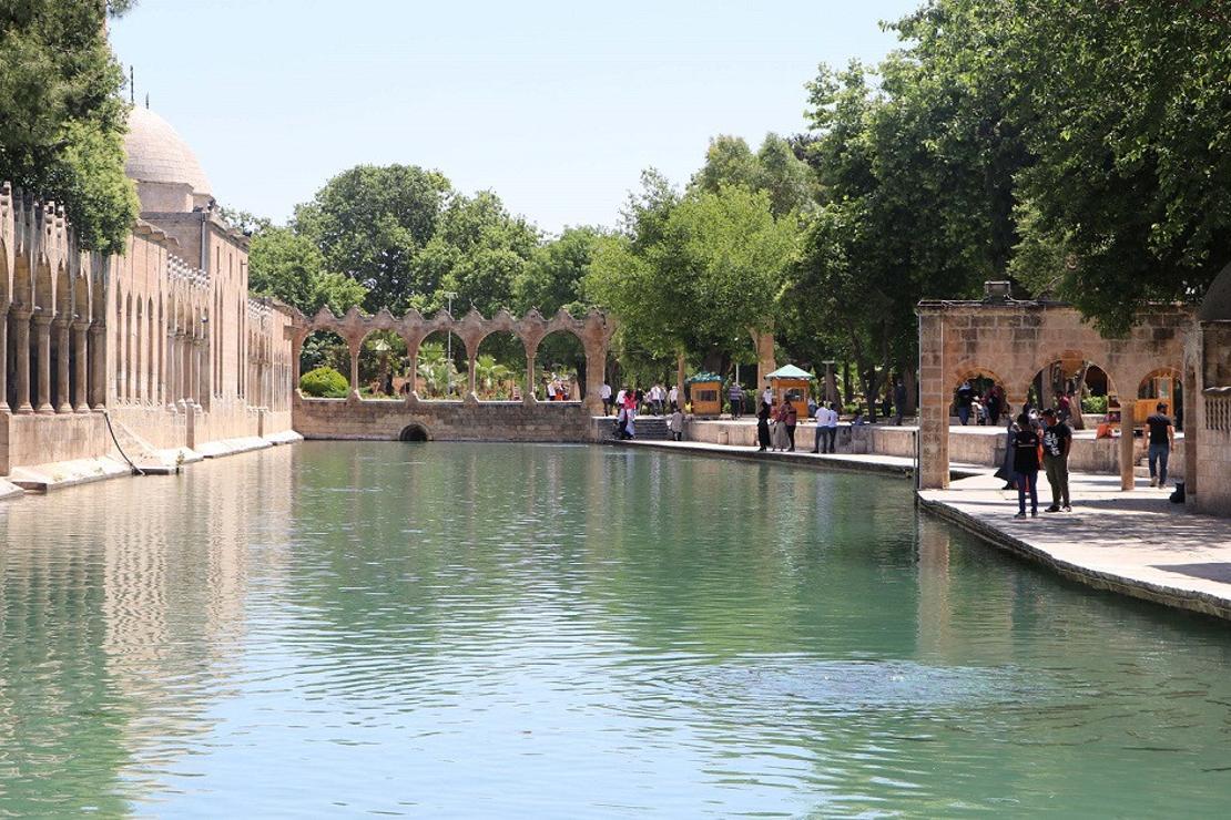 Şanlıurfa’da vatandaşlar Balıklıgöl ile hasret giderdi