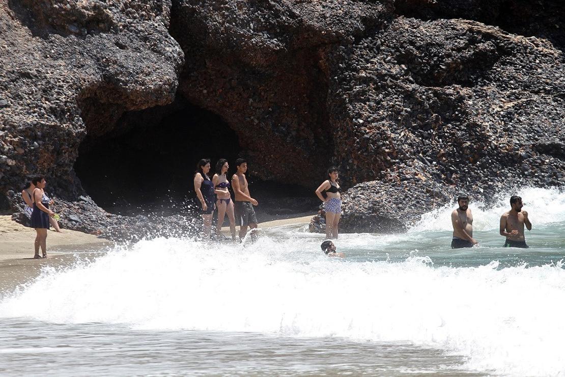 Alanya'nın Kleopatra Plajı cıvıl cıvıl