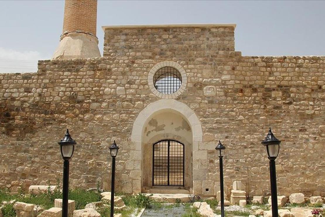 Taç kapısıyla ünlü asırlık cami, süslemeleriyle de dikkati çekiyor