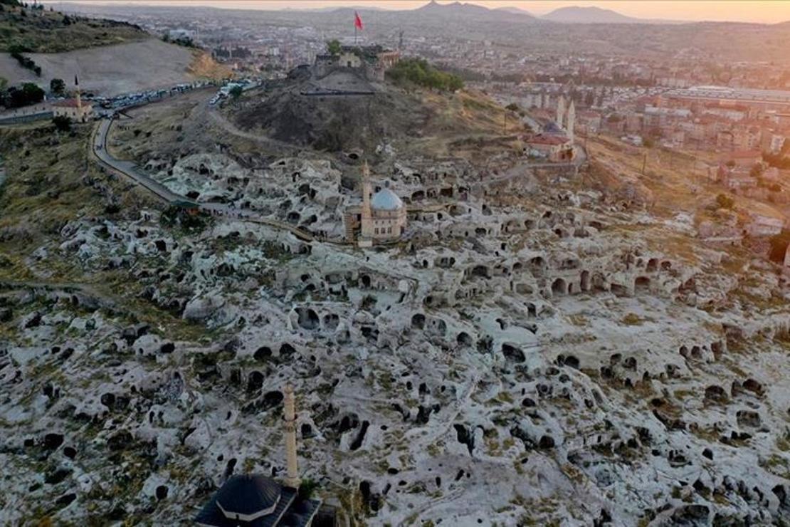 Kapadokya'daki tarihi Kayaşehir konuklarını ağırlıyor