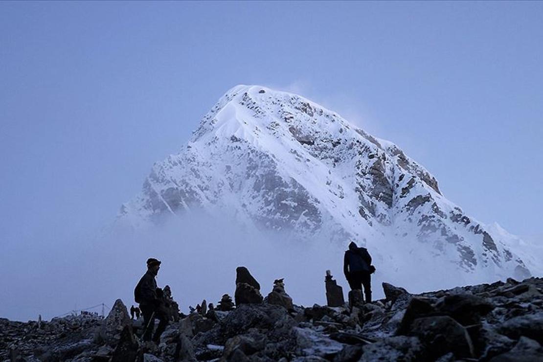 Everest dağcılara yeniden açılıyor