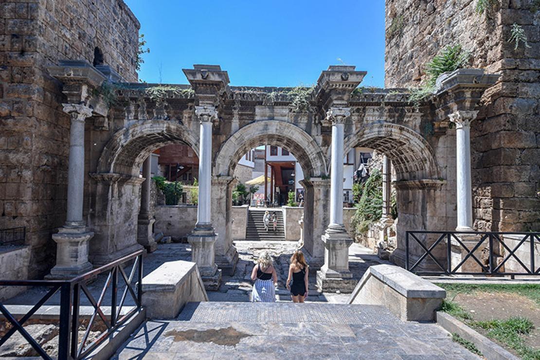 1890 yıllık tarihi kapıya 'aşk' kazısı