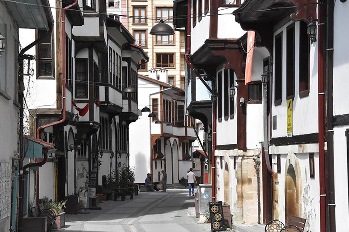 Şehzadelerin yetiştiği tarihi sokak kent turizmine hizmet ediyor
