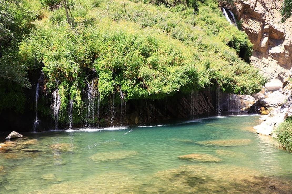 Hakkari'nin doğal güzelliklerini gezip tanıtımına katkı sağlıyorlar