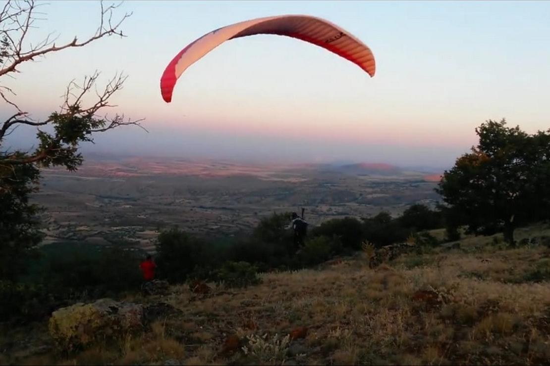 Yamaç paraşütünün yeni gözde mekanı Karaçam köyü