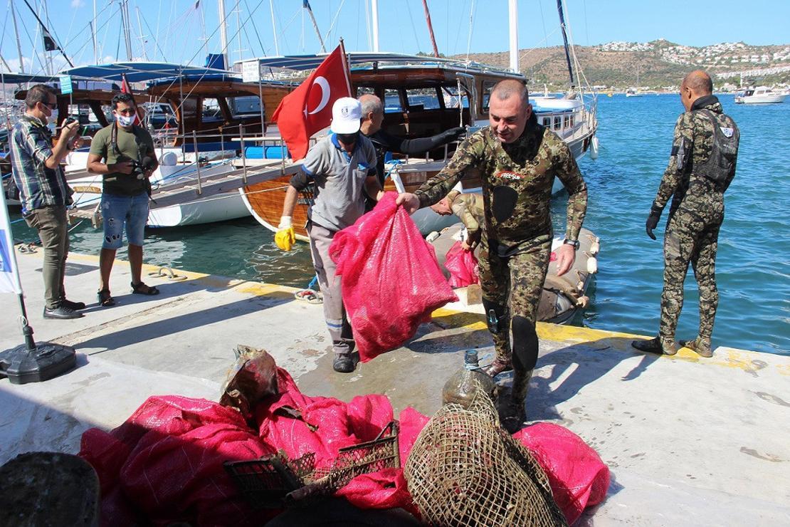 Denizden 2 saatte 300 kilogram çöp çıktı