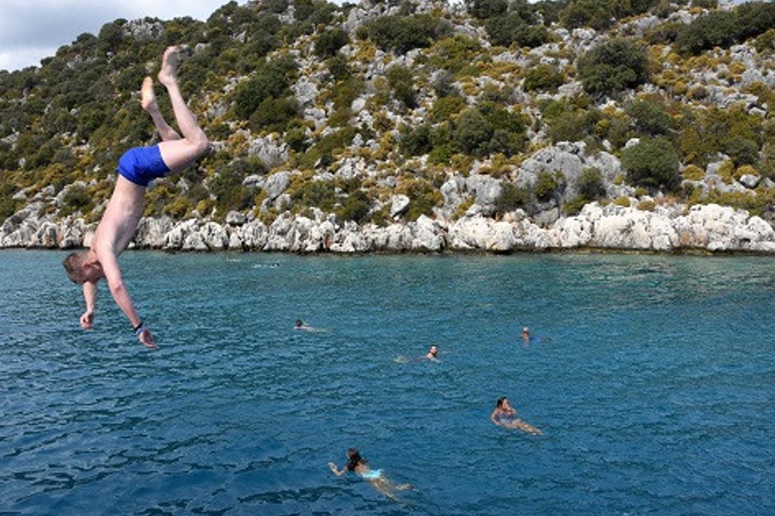 Kekova'da Rus turistlerin deniz keyfi