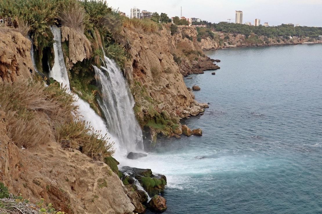 Düden Şelalesi sonbaharda da turistlerin gözdesi