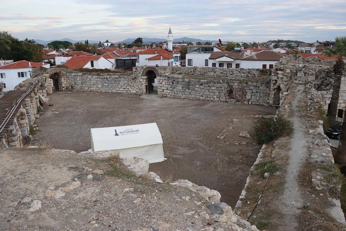 Tsunami'nin vurduğu Sığacık'taki Osmanlı kalesi hasar gördü