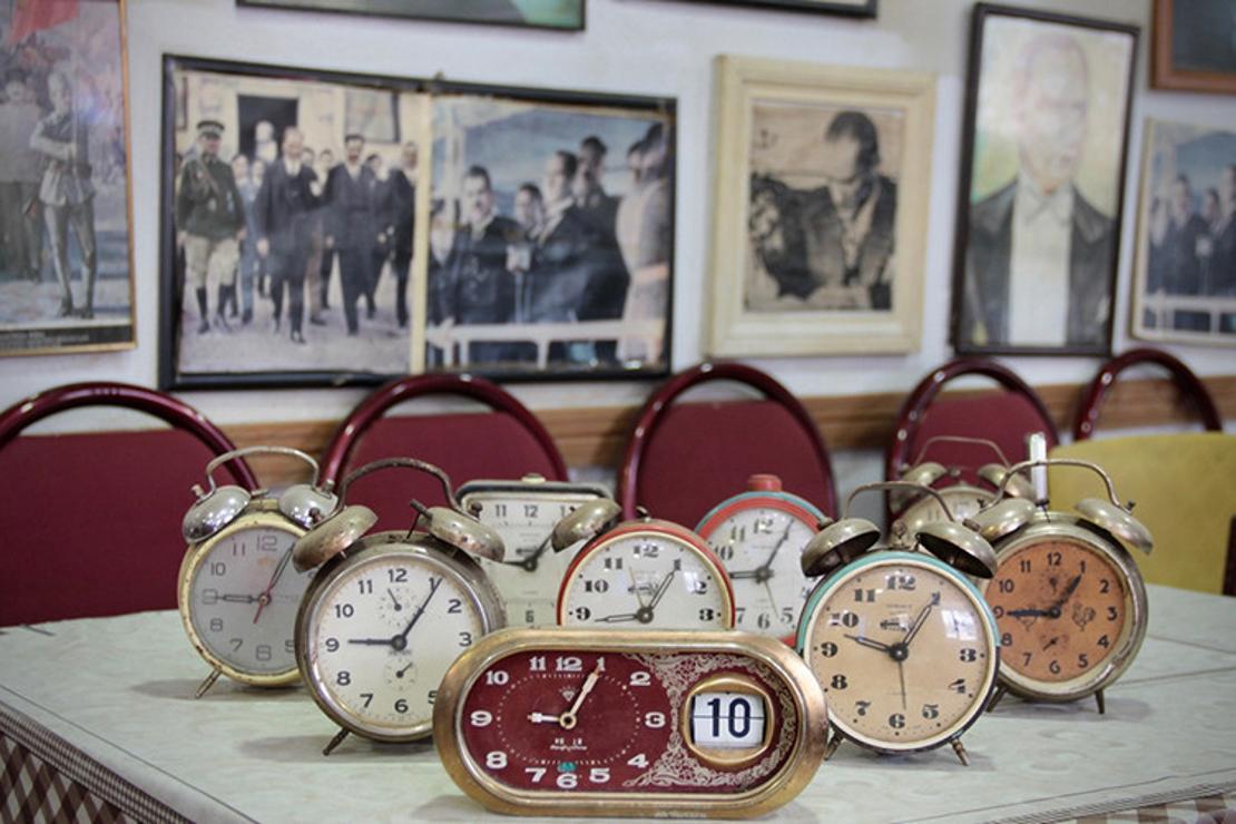Atatürk posterleriyle donatılan kahvehanede saatler her zaman 9'u 5 geçiyor