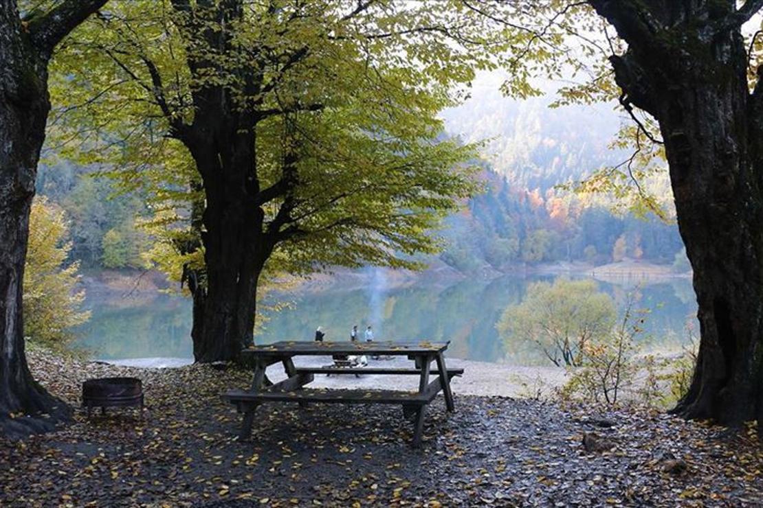 Sülüklügöl Tabiat Parkı'nda sonbaharın güzellikleri yaşanıyor
