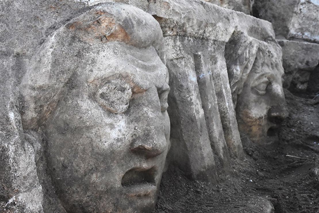 Antik tiyatrodaki kazı çalışmalarında mitolojik masklar gün yüzüne çıkarıldı