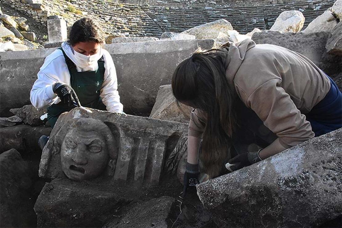 Antik tiyatrodaki kazı çalışmalarında mitolojik masklar gün yüzüne çıkarıldı