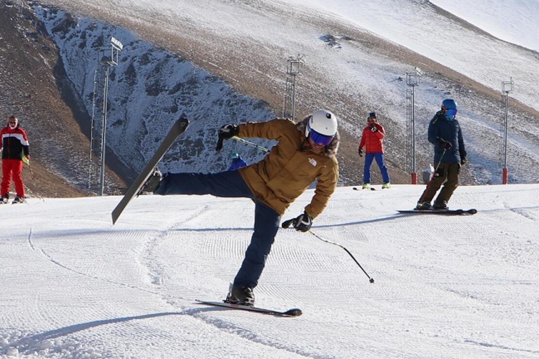 Kış turizmin popüler adresi Palandöken'de suni karla kayak keyfi